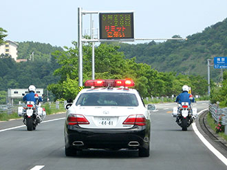 警衛警護を行うパトカー・白バイの写真