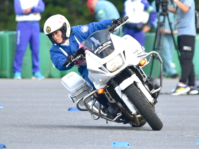 競技会で走行する白バイの写真