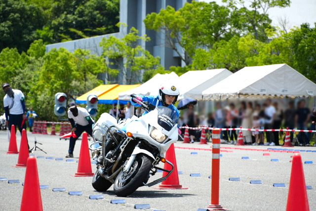 競技会で走行する白バイの写真