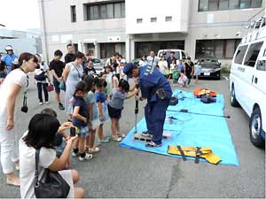 職員家族見学会における装備資機材の説明